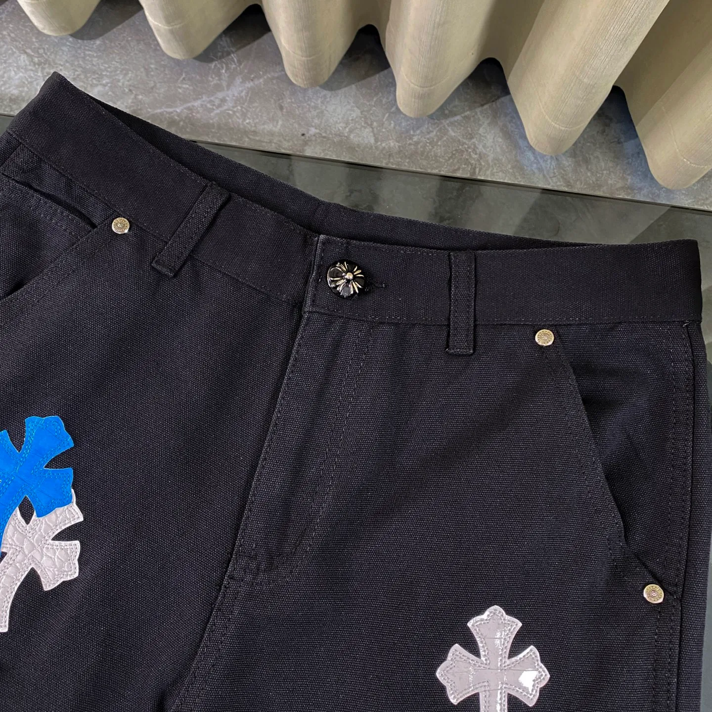 P270 CH Chromehearts limited edition leopard print blue and white cross stitched leather black work jeans logging pants. The counter price is 34W level. The patchwork cross pattern is embellished and the jeans are washed! ! An absolutely high-end luxury product, a 1.9W-level god-level single product, a super popular product, made by top heavy industry, a magic weapon that cannot be missed! [About Zangyin] This is an extremely luxurious fashion brand that can also be called the aristocracy of the high street. It has always been an exclusive brand for some hipsters or rich second generations. Compared with ordinary high streets, it is more luxurious and noble. Compared with luxury brands, it is more fashionable and individual. It has always been a brand that I have a special liking for. [Top heavy industry fashion design] Consistently high-street luxury style. Speaking of this style, the Zangyin family and GU family are definitely the leading representative brands. Especially the Zangyin family has really achieved a state-of-the-art effect in creating high-street style. The unique washed material is used to create this style. The color system is already quite eye-catching. After it is decorated with patchwork cross flowers, it cleverly highlights the charm of the brand. Secondly, this style uses classic The high-waist cutting design highlights the long legs and fashionable temperament of the upper body. The brand is highly recognizable and the slim fit configuration is more suitable for daily wear. It is a product that interprets personality, fashion, and specifications at a glance. This single product is enough to make any fan excited. It can be a white T-shirt for a youthful college style, or a tight suspender for a royal style. It has strong matching ability and can be easily controlled by men.  [Materials and craftsmanship] Needless to say, this point goes without saying. As an excellent craftsman brand, Zangyin’s requirements for details and craftsmanship are really perfect. The washed color of this model has gone through so many processes, not to mention the embellishment of denim appliques. It is also purely hand-made and sewn. Just like what they believe in, only hand-made things have soul and have the meaning of wear. A top-notch heavy-duty fashionable denim item, I look forward to your perfect interpretation! !  Color: Black Size: 28-36